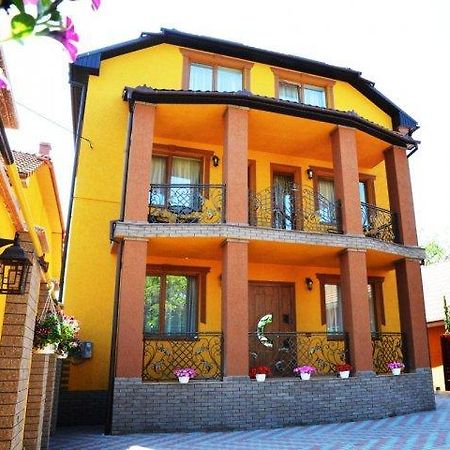 Goldenluxe Hotel Berehove  Bagian luar foto