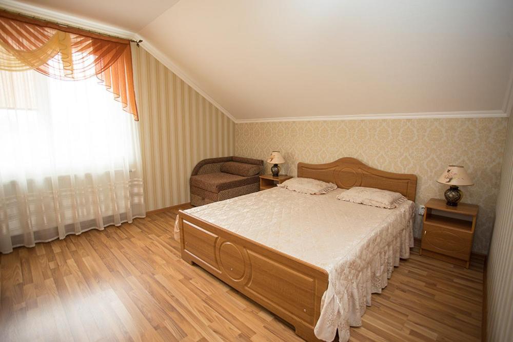 Goldenluxe Hotel Berehove  Bagian luar foto