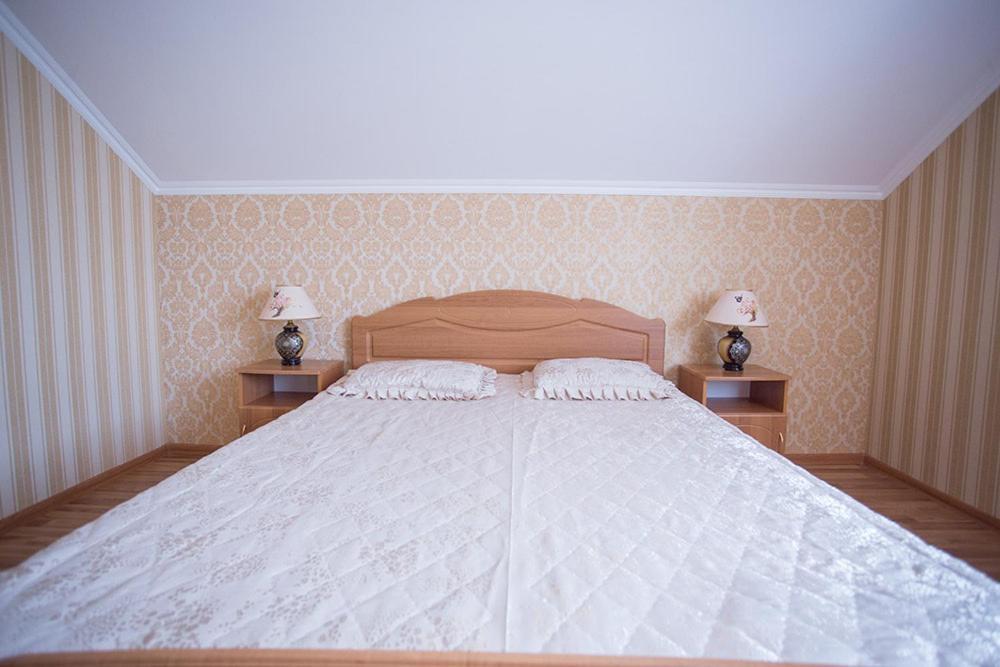 Goldenluxe Hotel Berehove  Bagian luar foto
