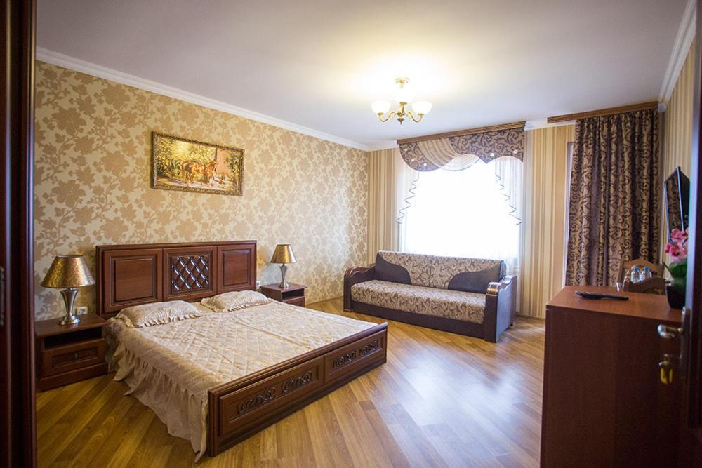 Goldenluxe Hotel Berehove  Bagian luar foto
