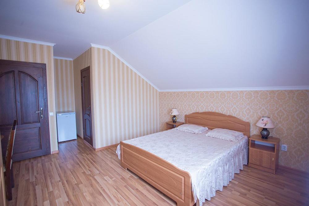 Goldenluxe Hotel Berehove  Bagian luar foto