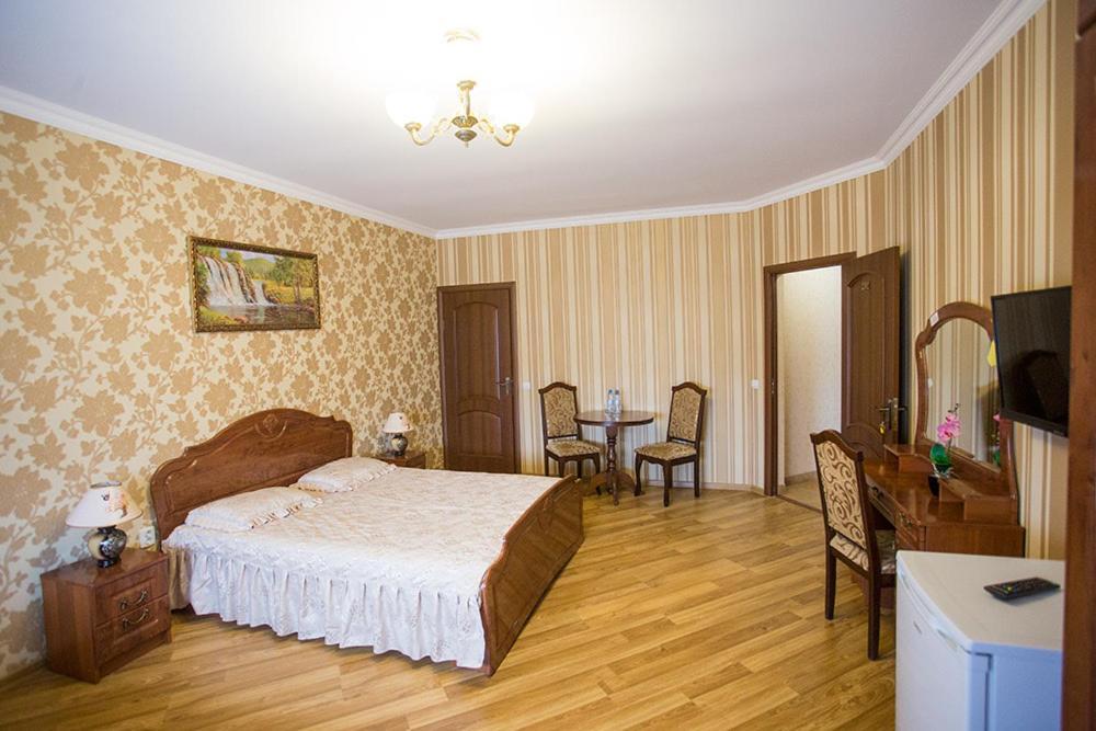 Goldenluxe Hotel Berehove  Bagian luar foto
