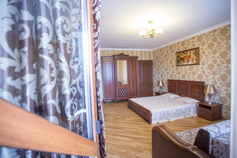 Goldenluxe Hotel Berehove  Bagian luar foto