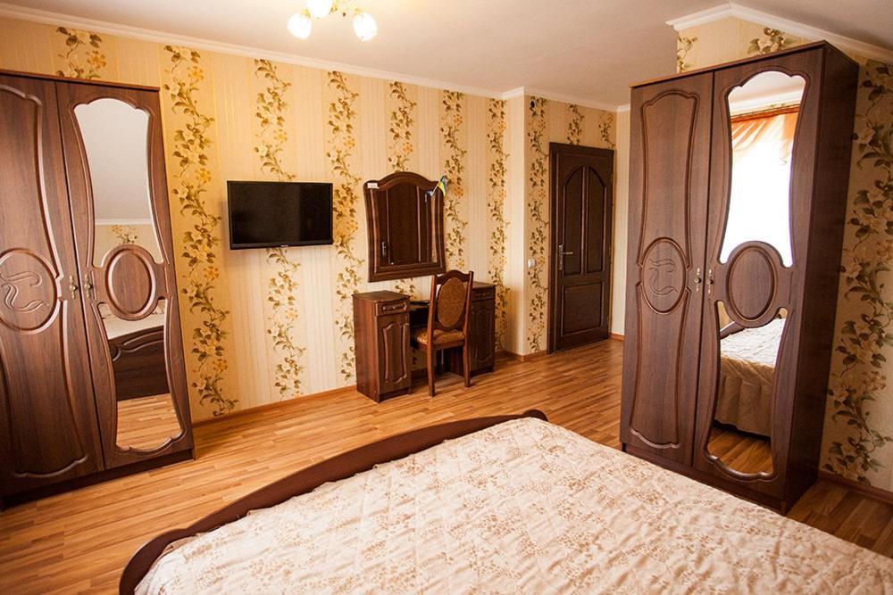 Goldenluxe Hotel Berehove  Bagian luar foto