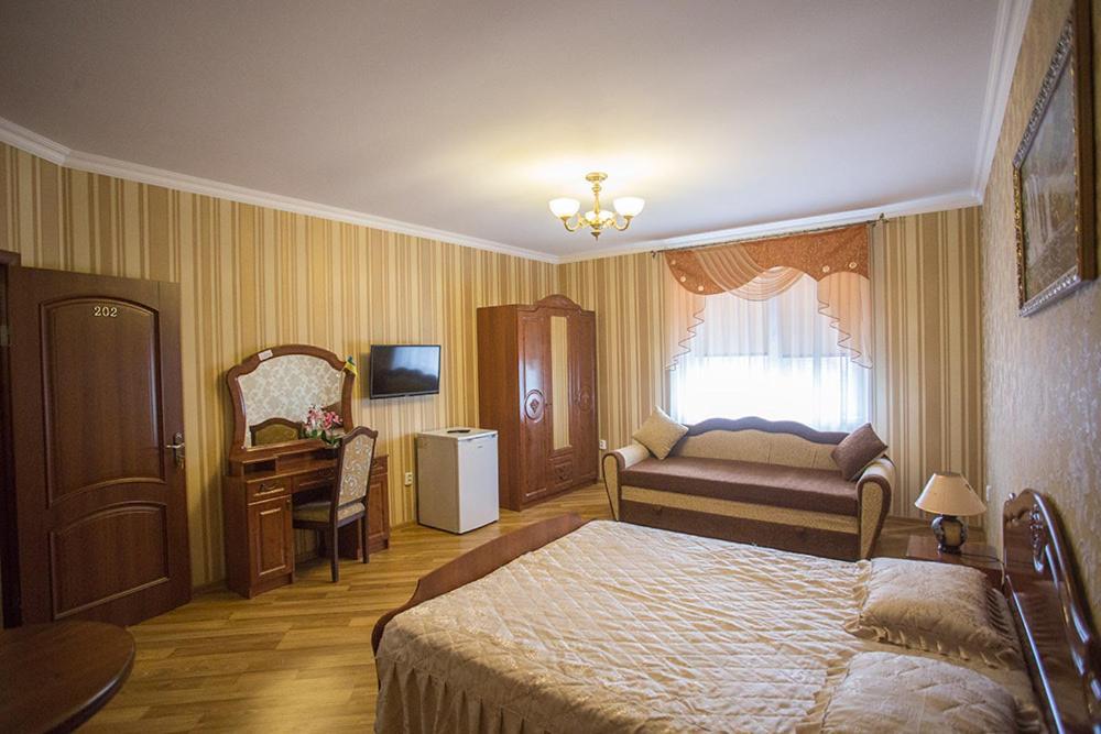 Goldenluxe Hotel Berehove  Bagian luar foto