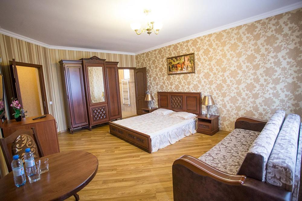 Goldenluxe Hotel Berehove  Bagian luar foto