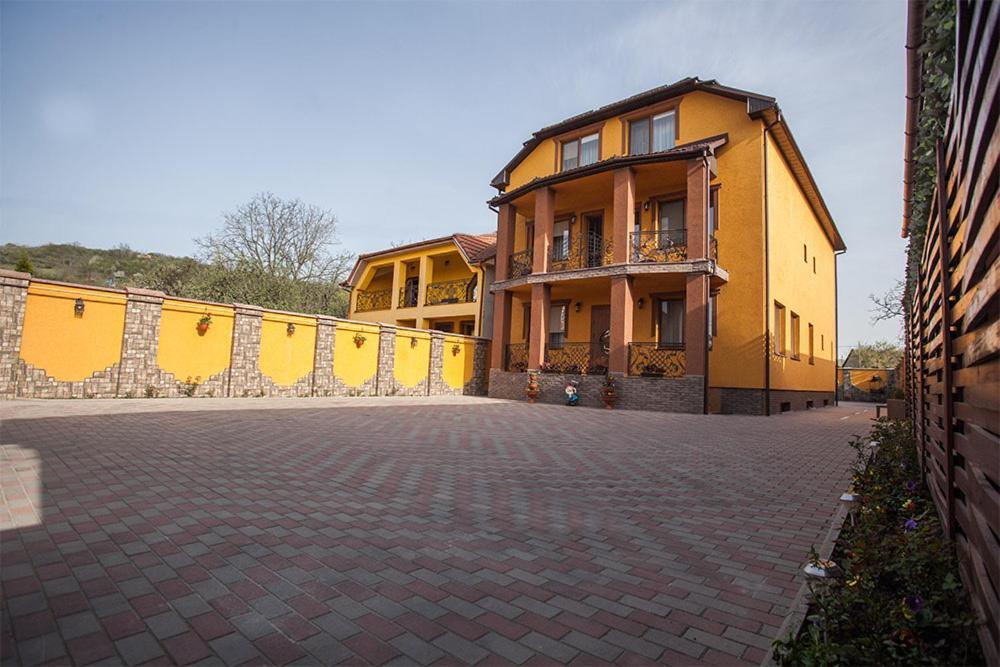 Goldenluxe Hotel Berehove  Bagian luar foto