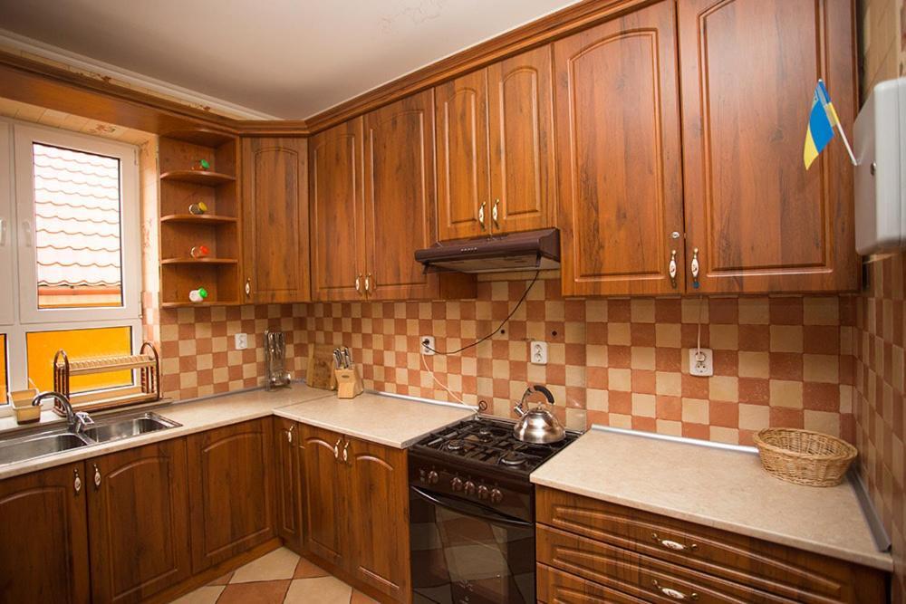 Goldenluxe Hotel Berehove  Bagian luar foto