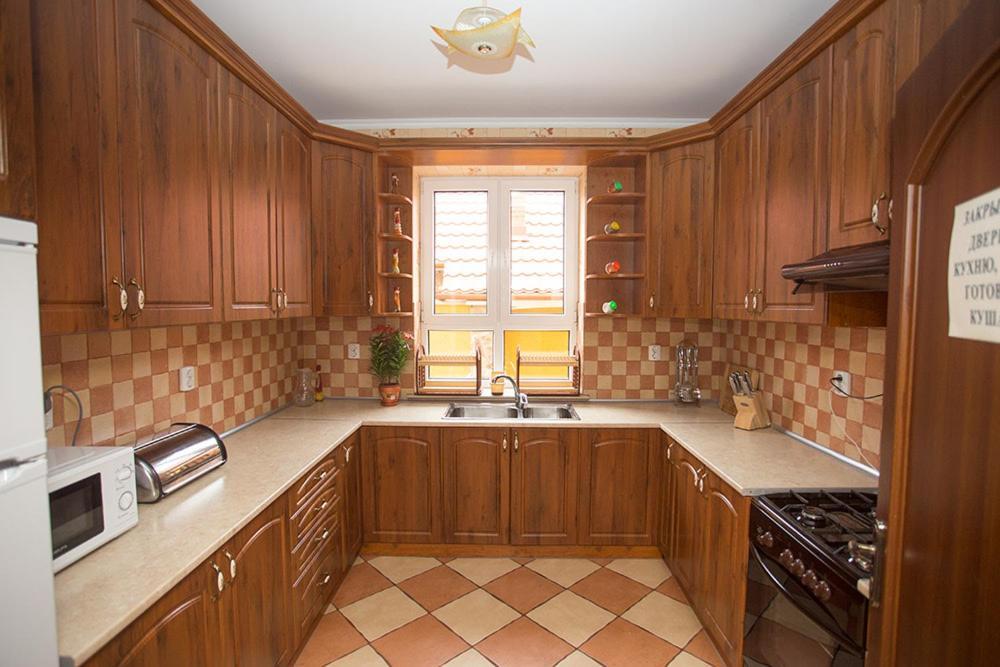 Goldenluxe Hotel Berehove  Bagian luar foto