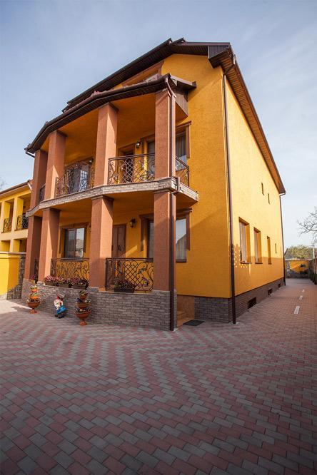 Goldenluxe Hotel Berehove  Bagian luar foto