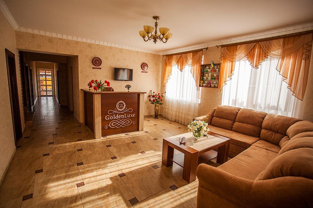 Goldenluxe Hotel Berehove  Bagian luar foto