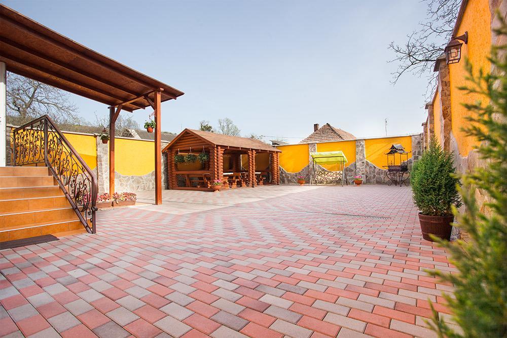 Goldenluxe Hotel Berehove  Bagian luar foto