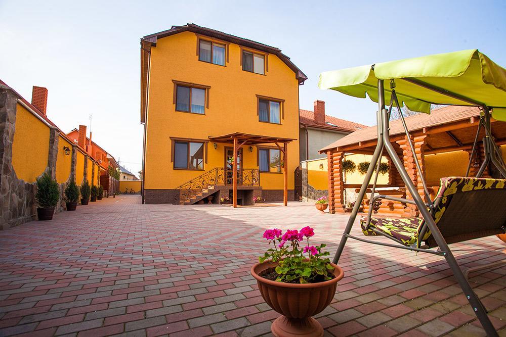 Goldenluxe Hotel Berehove  Bagian luar foto